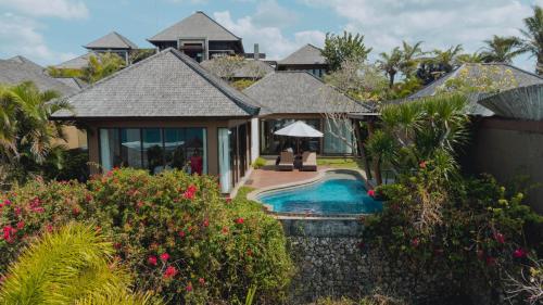 努沙杜瓦乌鲁瑟加拉豪华套房和别墅度假村的享有带游泳池的房屋的空中景致