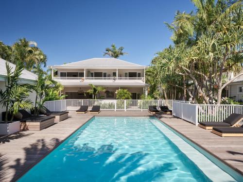 拜伦湾大西洋拜伦湾酒店的房屋前有游泳池的房子