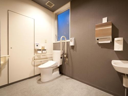 东京Super Hotel Tokyo Kameido的一间带卫生间和水槽的浴室