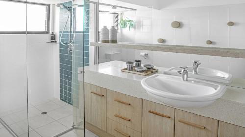 伦诺克斯角Beachside Lennox的白色的浴室设有水槽和淋浴。
