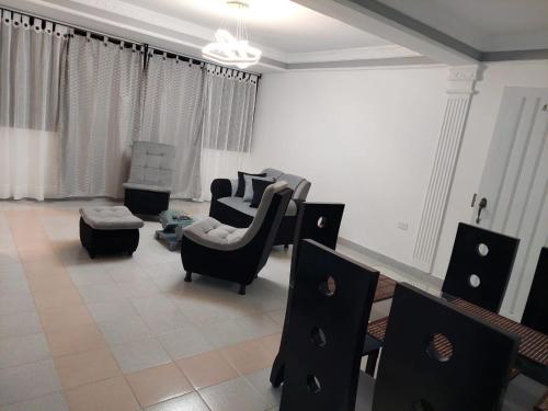 内瓦Encantador y Confortable Apartamento的客厅配有黑色椅子和沙发
