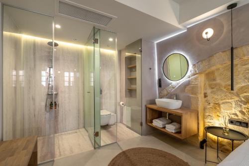 干尼亚Monk Rooms的一间带玻璃淋浴和水槽的浴室