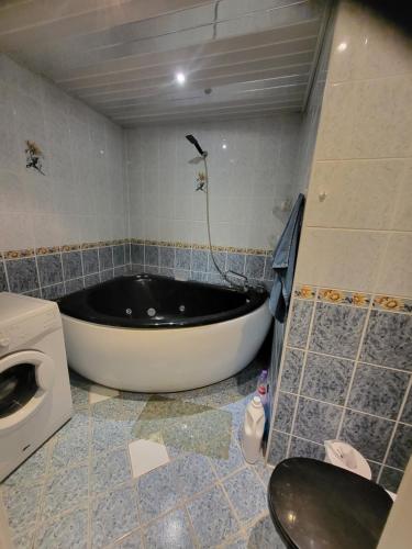 派尔努Ranna Sadama Villa的带浴缸和卫生间的浴室。