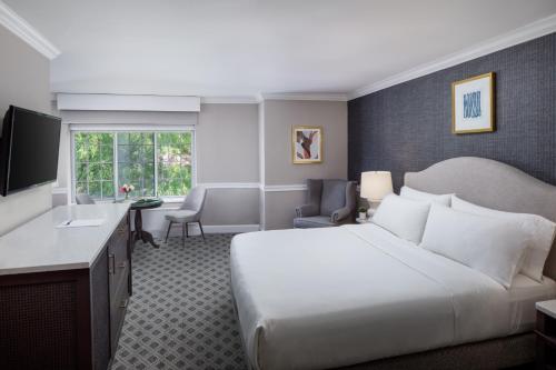 莫里斯敦麦迪逊酒店的酒店客房设有一张大床和一张书桌。
