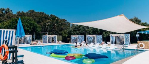 沙韦锡安NEA Resort & People的一个带椅子和遮阳伞的大型游泳池