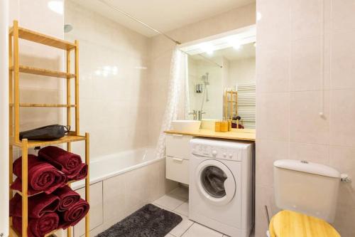 马恩河畔维列Cosy appart entre Paris et Disneyland的浴室配有洗衣机、洗衣机和烘干机。