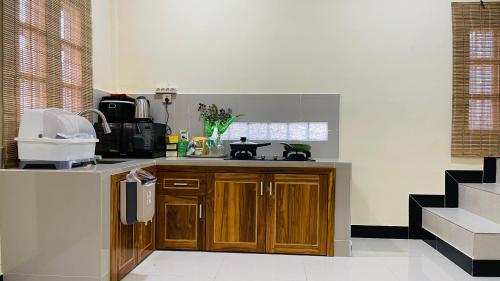 帝力A Luxury Duplex in Dili City, Timor-Leste的厨房配有水槽和台面