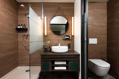 萨尔茨堡master Mirabell的一间带水槽和镜子的浴室