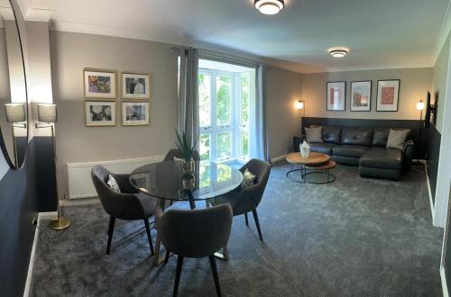 格陵诺克唐提酒店的客厅配有沙发和桌椅