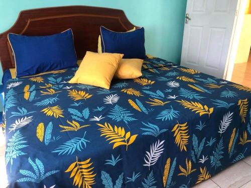 拉戈莱特El Paraiso的一张带黄色枕头的蓝色棉被床