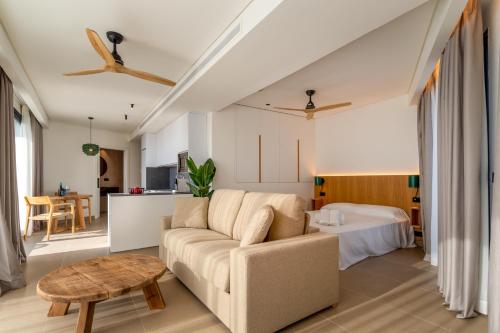 科尼尔-德拉弗龙特拉Hotel Apartamentos Hamus的客厅配有沙发和桌子