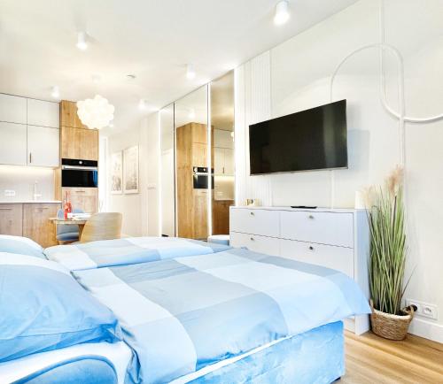 米兹多洛杰Ocean Dream的一间卧室配有两张床和一台平面电视