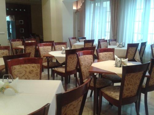 克雷尼察斯奥酒店的用餐室配有桌椅