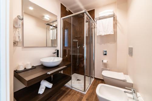 拉韦诺Hotel del Conte的一间带水槽和淋浴的浴室