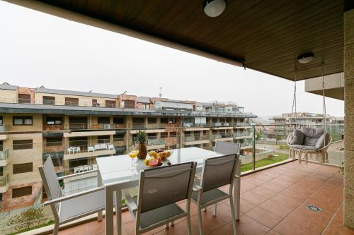波多诺伏CANELAS PARADISE的一个带桌椅的阳台和一座建筑