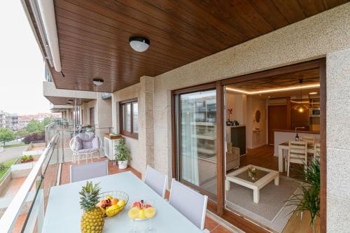 波多诺伏CANELAS PARADISE的客房设有桌椅和阳台。