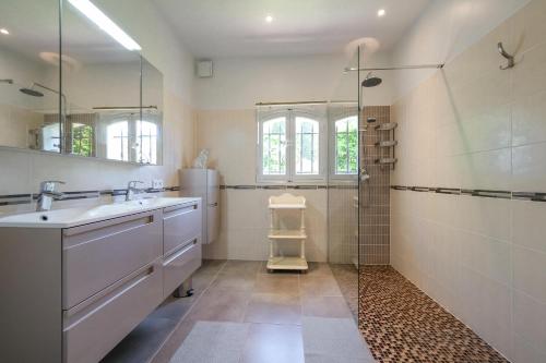 圣特罗佩Villa Alizée B&B的一间带两个盥洗盆和淋浴的浴室