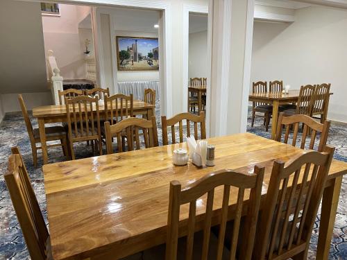 撒马尔罕Hotel Shakhname的用餐室配有木桌和椅子