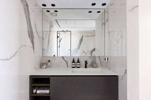 特拉维夫Art and Luxe的一间带水槽和镜子的浴室