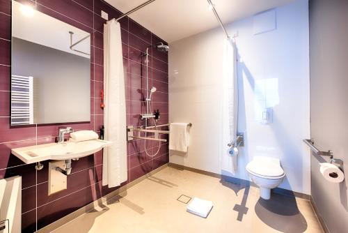 吕贝克Premier Inn Lübeck City Stadtgraben的浴室配有卫生间、盥洗盆和淋浴。