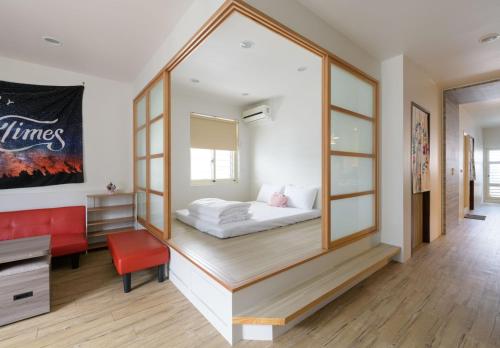 宜兰市乘風之旅溫馨包層華廈每日只接待一組客人最多6人的一间卧室配有一张床和一张红色椅子