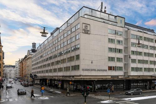斯德哥尔摩阿姆瑞特克拉丽奥酒店的一条城市街道上的白色大建筑