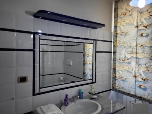 TolloCOLLINA FIORITA的一间带水槽和大镜子的浴室