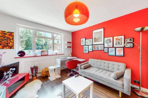 ColindaleModernistic 2 BR maisonette in Kingsbury的带沙发和红色墙壁的客厅