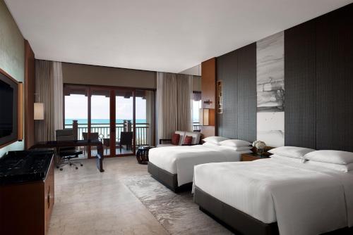海口海口万豪酒店（享温泉）的酒店客房配有两张床和一张书桌