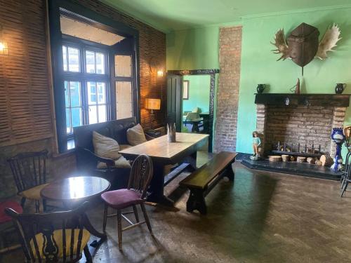 里辛里辛城堡Spa乡村民宿的客房设有桌椅和壁炉。
