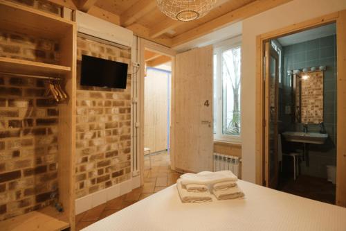 滨海圣波尔B&B Sant Pol - Adults Only的一间在客房内配有毛巾的浴室