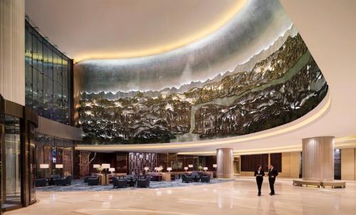 重庆重庆JW万豪酒店的大堂的天花板上装饰有大画