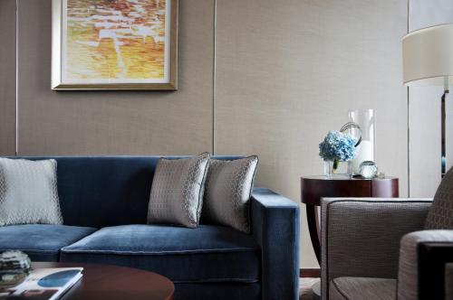重庆重庆JW万豪酒店的客厅配有蓝色的沙发和桌子