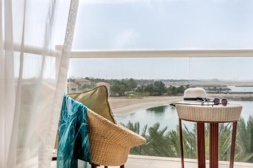 阿布扎比爱尔拉哈海滩酒店的客厅享有大窗户的景色
