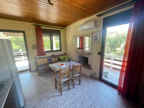 基尼拉Miro & Lana vacation home的客厅配有桌子和壁炉