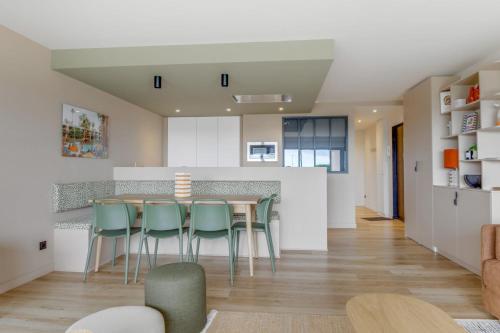 勒图凯-巴黎普拉日Modern flat with terrace and garden - Le Touquet - Welkeys的厨房以及带桌椅的用餐室。
