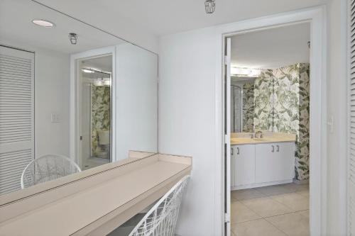 马可岛Somerset 203的白色的浴室设有水槽和镜子
