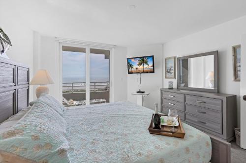 马可岛Somerset 203的一间卧室配有一张大床和电视