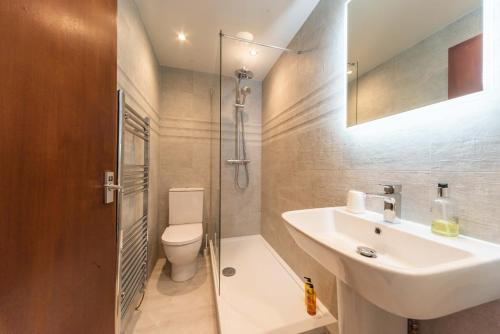 Symington泰通庄园度假酒店的一间带水槽、淋浴和卫生间的浴室