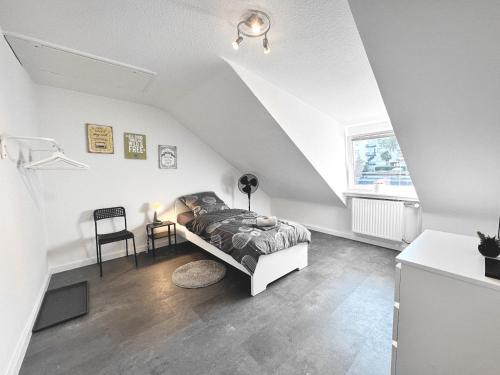 雷姆沙伊德# VAZ Apartments RS03 WLAN,TV, Küche, Parking, Autobahnähe的一间白色客房内的床铺卧室