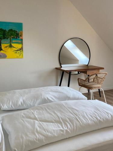 WasserlieschRömerlager的一间卧室配有一张床、一张书桌和一面镜子