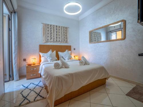 阿加迪尔ALIYA LUXURY APARTMENT El HOUDA-AGADIR的一间卧室配有一张带镜子的大床