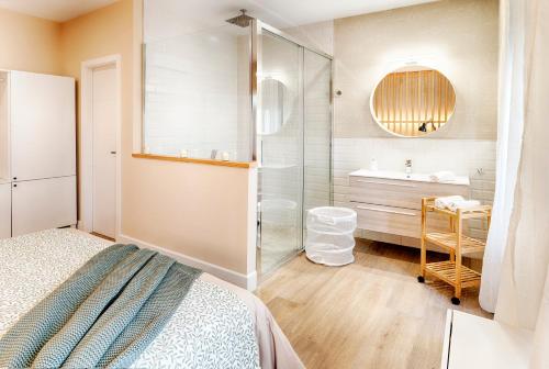 阿拉色那Apartamentos Turísticos Isems的带淋浴、床和盥洗盆的浴室