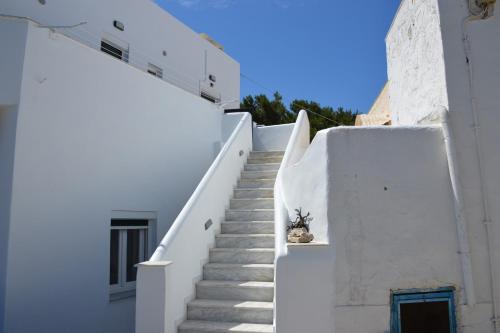 特里皮蒂Cute Studio in Milos的白色的楼梯,上面有盆栽植物