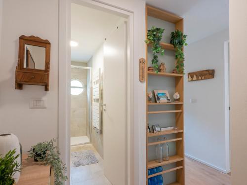 PiattaNew flat in Bormio - Centrale 69的门旁带步入式淋浴间的浴室
