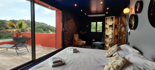 卡布里Mas des Buscades的一间卧室设有一张床和一个大窗户