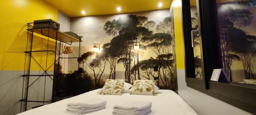 卡布里Mas des Buscades的一间设有一张壁画床的房间