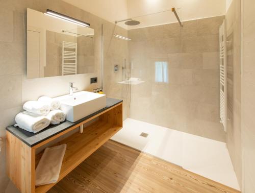 费德拉帕加内拉Brenta Rosso - Charme Apartments的浴室配有盥洗盆、镜子和浴缸