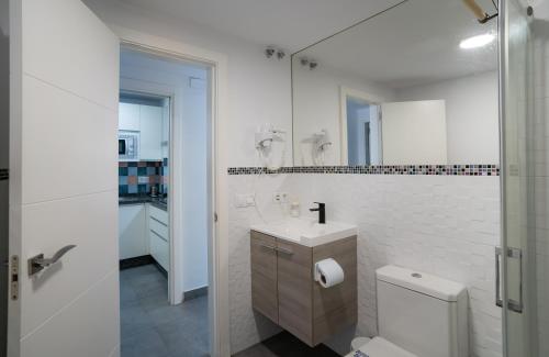 多列毛利诺斯APARTAMENTOS EL CARMEN Carihuela PLAYA的白色的浴室设有水槽和卫生间。