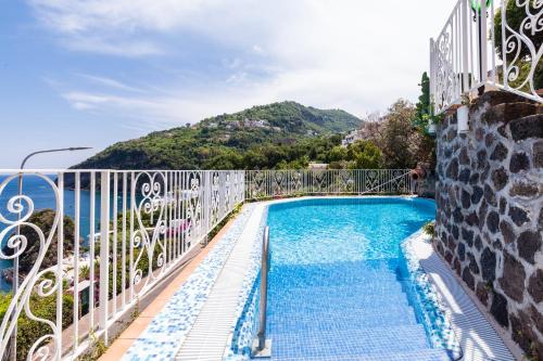 伊斯基亚唐费利佩酒店的海景阳台上的游泳池